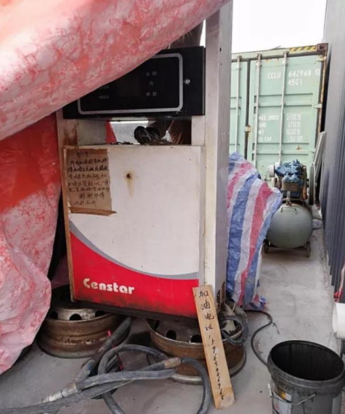 2018年11月1日，中央第三生態(tài)環(huán)境保護督察組進駐山東省開展&ldquo;回頭看&rdquo;。通過對相關(guān)部門走訪問詢，并抽查有關(guān)企業(yè)，發(fā)現(xiàn)山東省物流運輸企業(yè)違規(guī)使用普通柴油或其他高硫分燃油問題依然十分突出，柴油貨車尾氣污染嚴重。  一、基本情況  《大氣污染防治法》明確，禁止向汽車和摩托車銷售普通柴油以及其他非機動車用燃料。第一輪中央環(huán)保督察反饋指出，山東省以普通柴油替代車用柴油的情況較多，濱州等地市大量物流運輸企業(yè)違規(guī)使用普通柴油，尾氣污染問題突出。  為此，山東省整改方案要求，杜絕違規(guī)使用普通柴油的情況，并明確由原省工商局負責部署推進相應(yīng)整改工作。原省工商局于2018年8月1日上報山東省環(huán)境保護督察反饋意見整改工作領(lǐng)導小組，聲稱該問題完成整改并銷號。  二、主要問題  督察發(fā)現(xiàn)，原山東省工商局作為整改責任主體沒有認真履行整改職責，未就整改工作進行部署推進，整改任務(wù)目標完全落空，全省物流運輸企業(yè)違規(guī)使用普通柴油或高硫分燃油問題依然普遍存在。  （一）違規(guī)售油無人管。督察組抽查3個地市的4家煉化公司，發(fā)現(xiàn)這些煉化公司違規(guī)大量向物流運輸企業(yè)銷售普通柴油或其他高硫分燃油，導致這些柴油大量替代車用柴油使用，污染嚴重。2018年，東營齊潤化工有限公司將3萬余噸硫含量近2000mg/kg的常壓柴油售給物流運輸企業(yè)和加油站，墾利石化有限公司也將3萬余噸硫含量2000-3000mg/kg的燃油售給相關(guān)物流運輸企業(yè)和加油站，硫含量最高超標約300倍。2017年中央環(huán)保督察以來，山東匯豐石化集團有限公司將近40萬噸普通柴油銷往多家物流運輸企業(yè)，濰坊市昌邑石化有限公司將5萬余噸國Ⅳ和國Ⅴ的普通柴油售給物流運輸企業(yè)。現(xiàn)場抽查發(fā)現(xiàn)，物流運輸企業(yè)多數(shù)在自身停車場內(nèi)私自安裝加油裝置，將所購違規(guī)油品自用，昌邑市盛宏物流有限公司甚至違法轉(zhuǎn)售其他社會車輛。   圖1 昌邑市盛宏物流有限公司在停車場內(nèi)私設(shè)加油裝置  （二）督察整改做樣子。原省工商局作為督察整改的責任主體，接受任務(wù)時服從安排，實際整改時做做樣子。督察反饋明確指出問題主要是煉化公司違法向物流運輸企業(yè)銷售普通柴油替代車用柴油使用，導致汽車尾氣污染。但原省工商局等部門整改時僅部署對加油站和成品油倉儲批發(fā)企業(yè)的檢查，沒有將煉化公司到物流運輸企業(yè)的黑色鏈條作為查處對象。整改工作指東打西，真正問題沒有觸及。另外，整改方案明確的目標是&ldquo;強化日常監(jiān)督管理，杜絕違規(guī)使用普通柴油&rdquo;；但原省工商局擅自在銷號材料中將目標改為&ldquo;針對加油站開展專項整治行動&rdquo;，以此蒙混過關(guān)，虛假銷號。   圖2 原省工商局在銷號確認表上弄虛作假  （三）執(zhí)法監(jiān)管走過場。2017年以來，山東省各市共打擊取締非法加油點近2000家，但僅對涉案物流運輸企業(yè)進行了處罰，未能以此為線索追根溯源，對源頭煉化公司違規(guī)售油問題進行查處，煉化企業(yè)到物流運輸企業(yè)的黑色鏈條始終未被斬斷。  一些煉化企業(yè)長期游離于監(jiān)管之外，缺乏對法律的敬畏。2018年8月，生態(tài)環(huán)境部調(diào)研發(fā)現(xiàn)中國化工集團山東昌邑石化有限公司涉嫌違法生產(chǎn)銷售國Ⅳ普通柴油，但在進一步調(diào)查時，企業(yè)拒絕配合，不提供相關(guān)臺賬，并臨時編造相關(guān)記錄。&ldquo;回頭看&rdquo;進駐后，督察組再次現(xiàn)場檢查，要求企業(yè)提供儲運臺賬，企業(yè)依然拒絕提供，并繼續(xù)編造謊言，提供虛假材料，性質(zhì)十分惡劣。  對此，濰坊市查處不嚴不實，甚至試圖蒙混過關(guān)。在督察組兩次督導后，查處工作依然走過場，在未調(diào)度企業(yè)生產(chǎn)記錄和儲運臺賬等關(guān)鍵證據(jù)的情況下，即采信企業(yè)說法，甚至未調(diào)閱生產(chǎn)記錄就作出該企業(yè)2018年未生產(chǎn)銷售國Ⅳ普通柴油的結(jié)論。直到督察組再次督導、進一步明確要求后才加大查處力度，發(fā)現(xiàn)該企業(yè)2018年實際以燃料油名義違規(guī)銷售國Ⅳ普通柴油4萬多噸。  三、原因分析  原山東省工商局不在整改落實中下功夫，反而在整改銷號上動腦筋，表面整改，虛假整改問題突出。  山東省有關(guān)地市不敢動真碰硬，對違法銷售不合格油品的黑色鏈條整治不力，未能對油品來源追根溯源，未對煉化企業(yè)的違法行為依法查處。